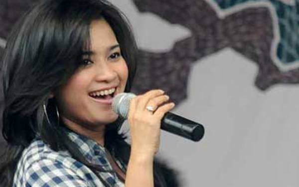 Ikke Nurjanah Ngamen di New York