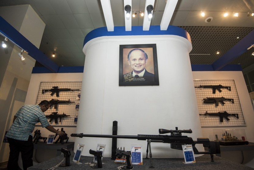 Laos keen to buy another type of weapons from Pindad